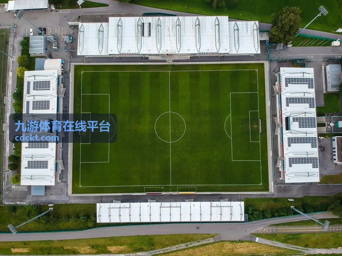 核心力量与腹背训练内容的运动课堂现场风格封面